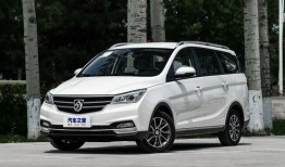七座汽车五菱商务车多少钱（五菱7坐商务）