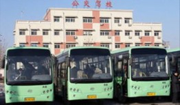汽车站里的小型商务车（汽车站大型商务车）