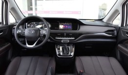 传祺汽车7座商务gm6内饰（传祺汽车7座商务gm6内饰怎么样）
